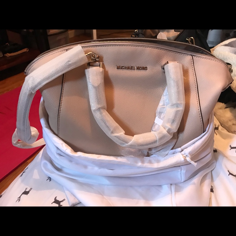 Michael Kor Riley Tote - Picture 2 of 6